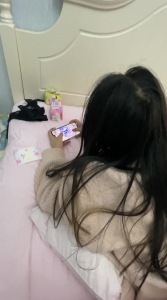 背着她男朋友偷偷跑出来 还淡定的和她男友打游戏 一边操一边打